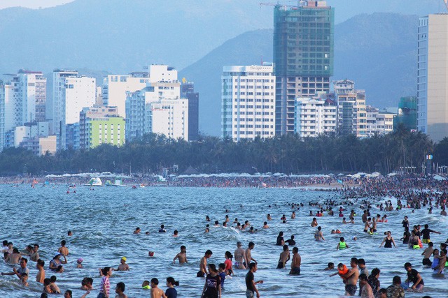 Bãi biển Nha Trang thường đông nghịt du khách trong dịp lễ lớn